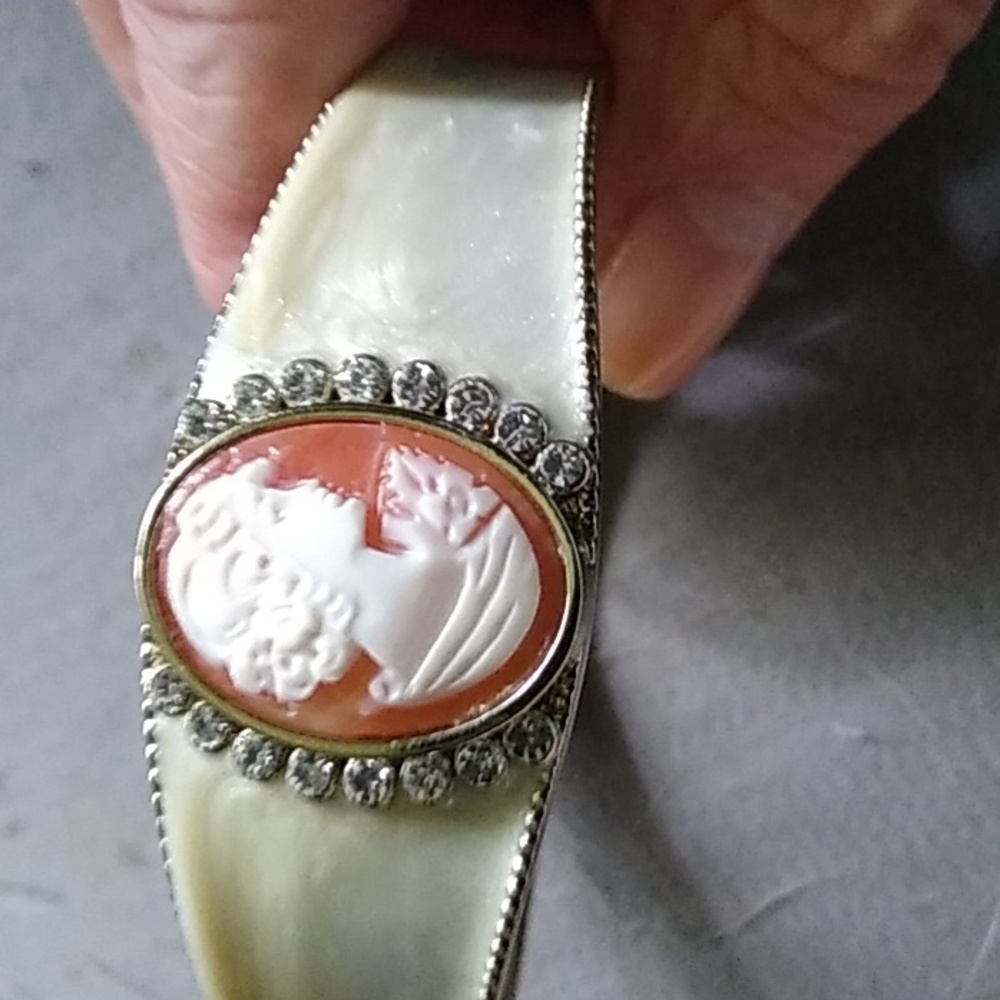 AMADEO SET HINGED BRACELET/RING.MOTHER OF PEARL,CAMEO,Swarovski accent,Gold - Picture 5 of 7